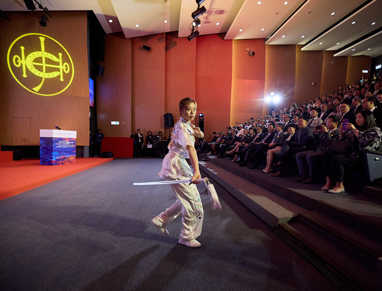 <p>武術運動員劉子龍及歐陽佩妤於頒獎典禮上分別示範南棍及劍術。</p>
